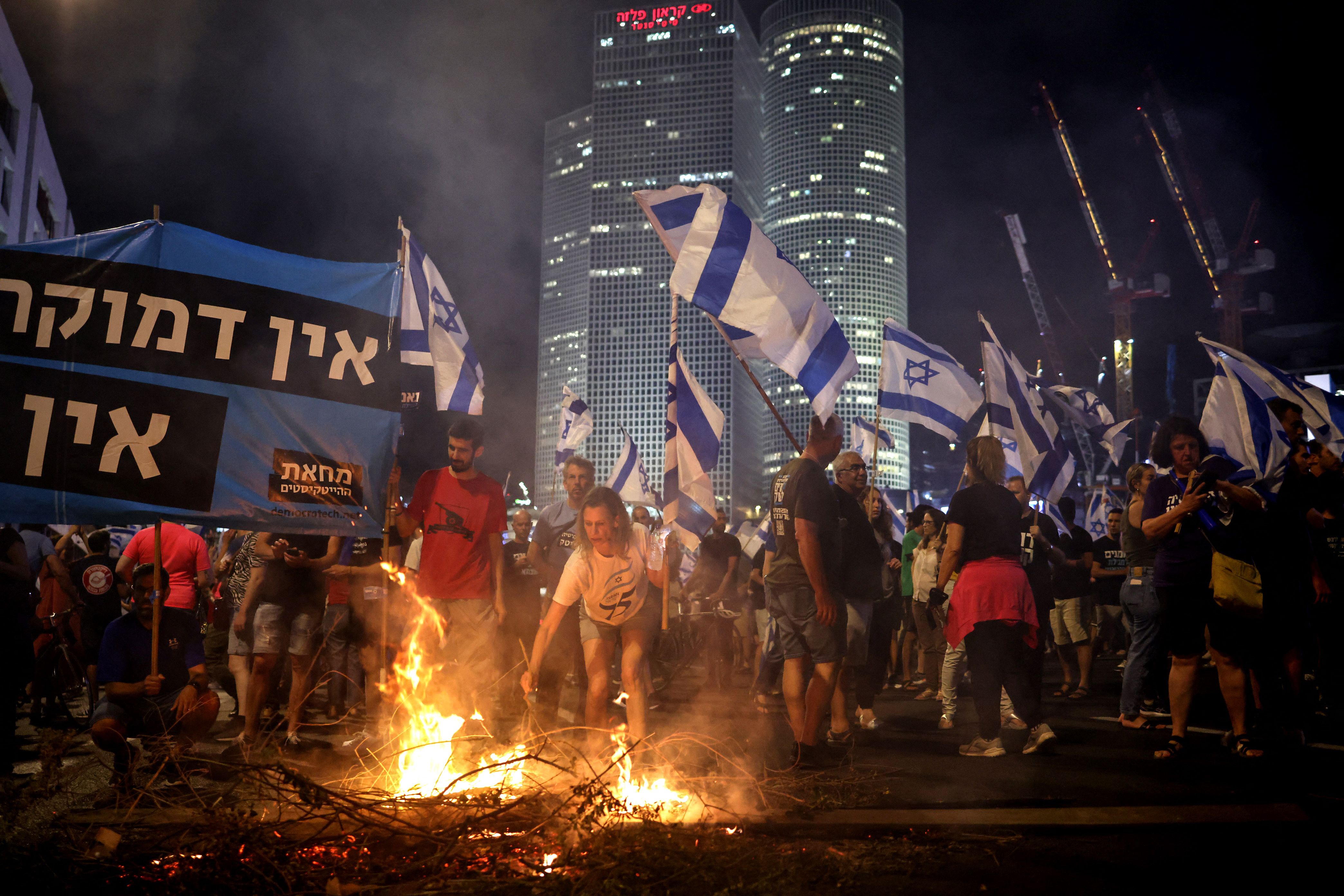 以色列通过限制法院罢免总理新法律引发抗议，至少75人被捕