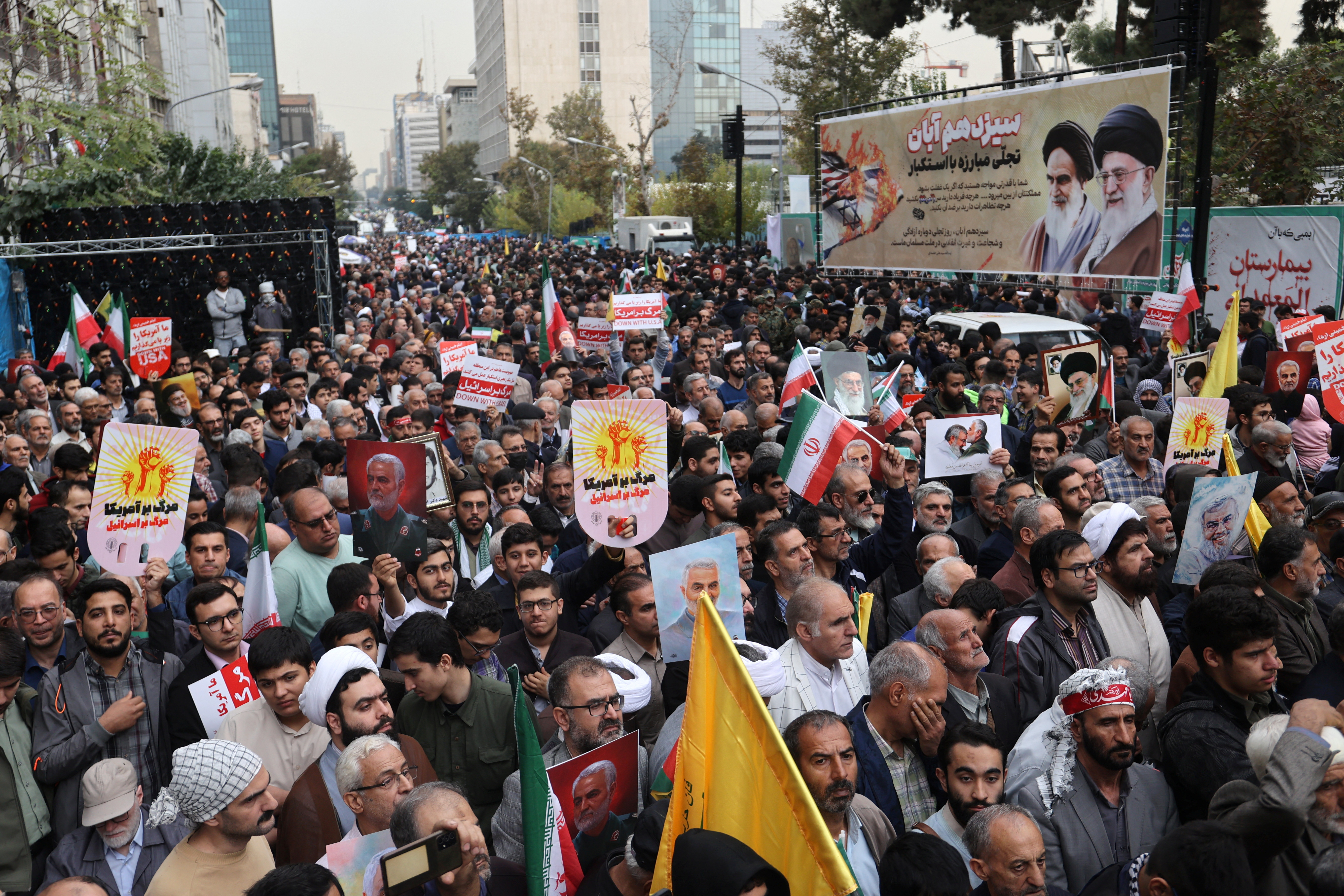 伊朗举行人质危机45周年示威活动对美以喊话