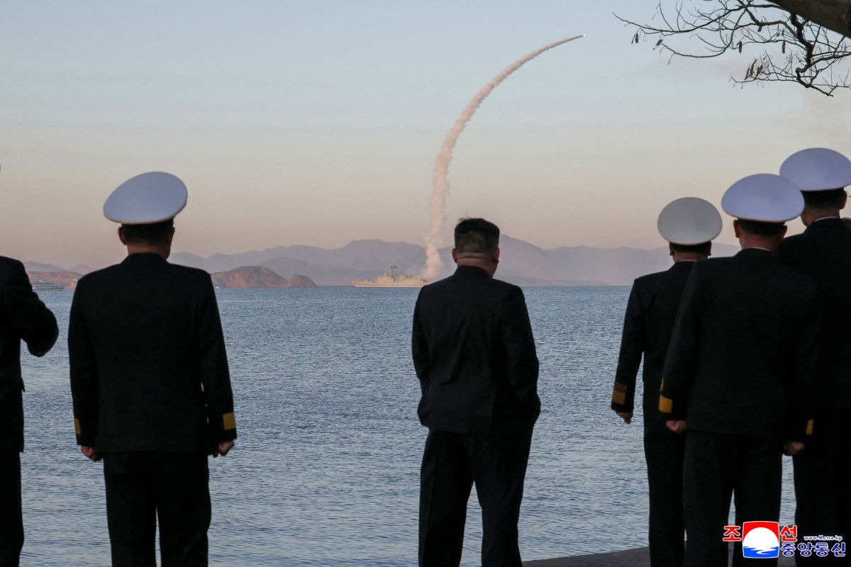 金正恩观摩“崔贤”号驱逐舰导弹试射